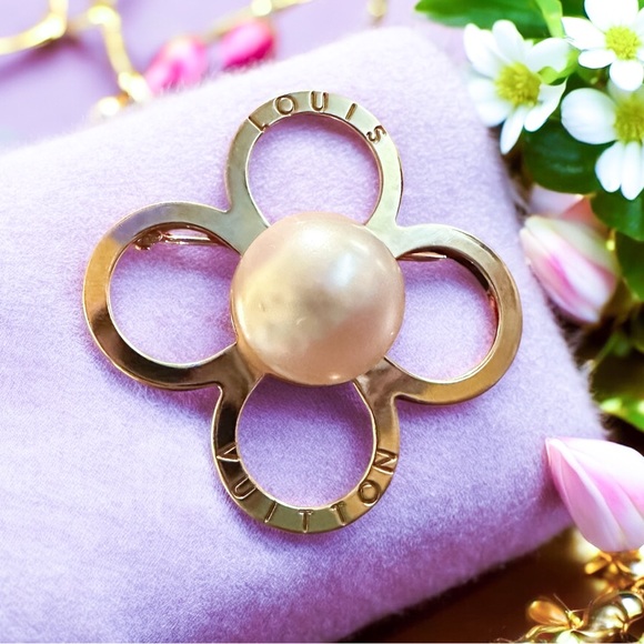 Louis Vuitton Gold Flower Pearl Center Brooch - Picture 1 of 6